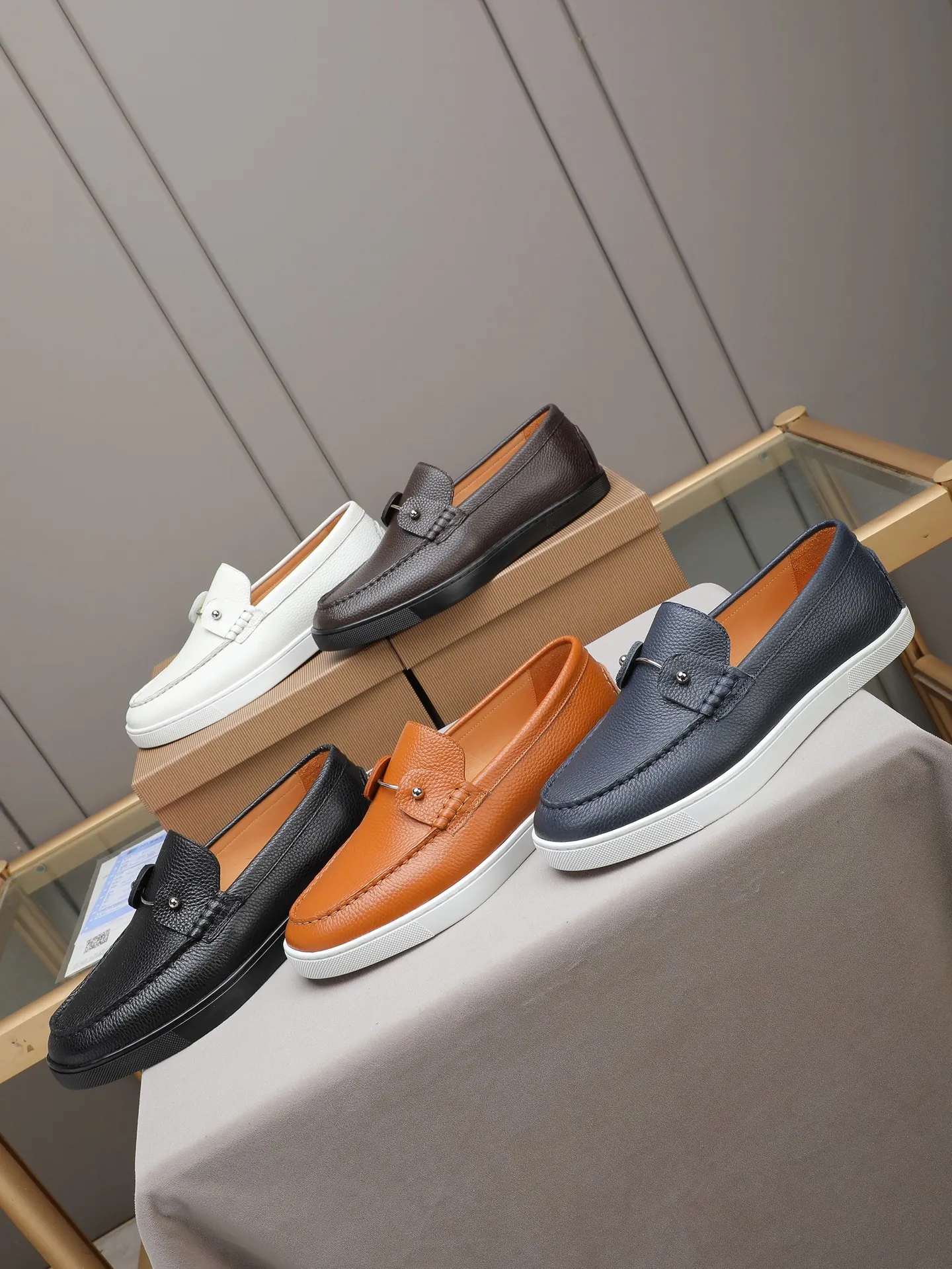 PP480 Christian Louboutin (red-soled shoes) Italian men's casual sneakers are shipped! Each pair of shoes from this Italian handmade shoe brand has a simple and classic design, which is very comfortable and versatile! The upper fabric of this shoe is made of imported cowhide, with high-end and comfortable cowhide lining! The outsole is made of original rubber bottom sheets and is lined with cowhide! Brand-specific mold-opening foot bed, exclusive private mold control! Original box packaging! 39 40 41 42 43 44 (38 45 46 customized)